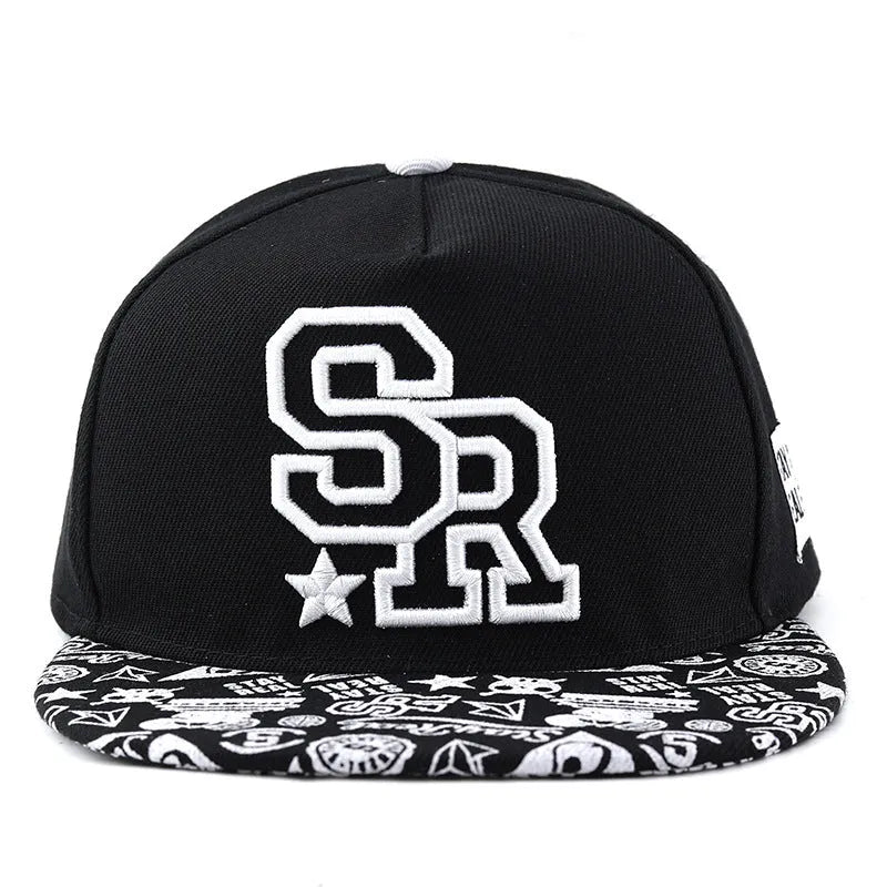 Adjustable cotton baseball hat with embroidered letters in black or white colour