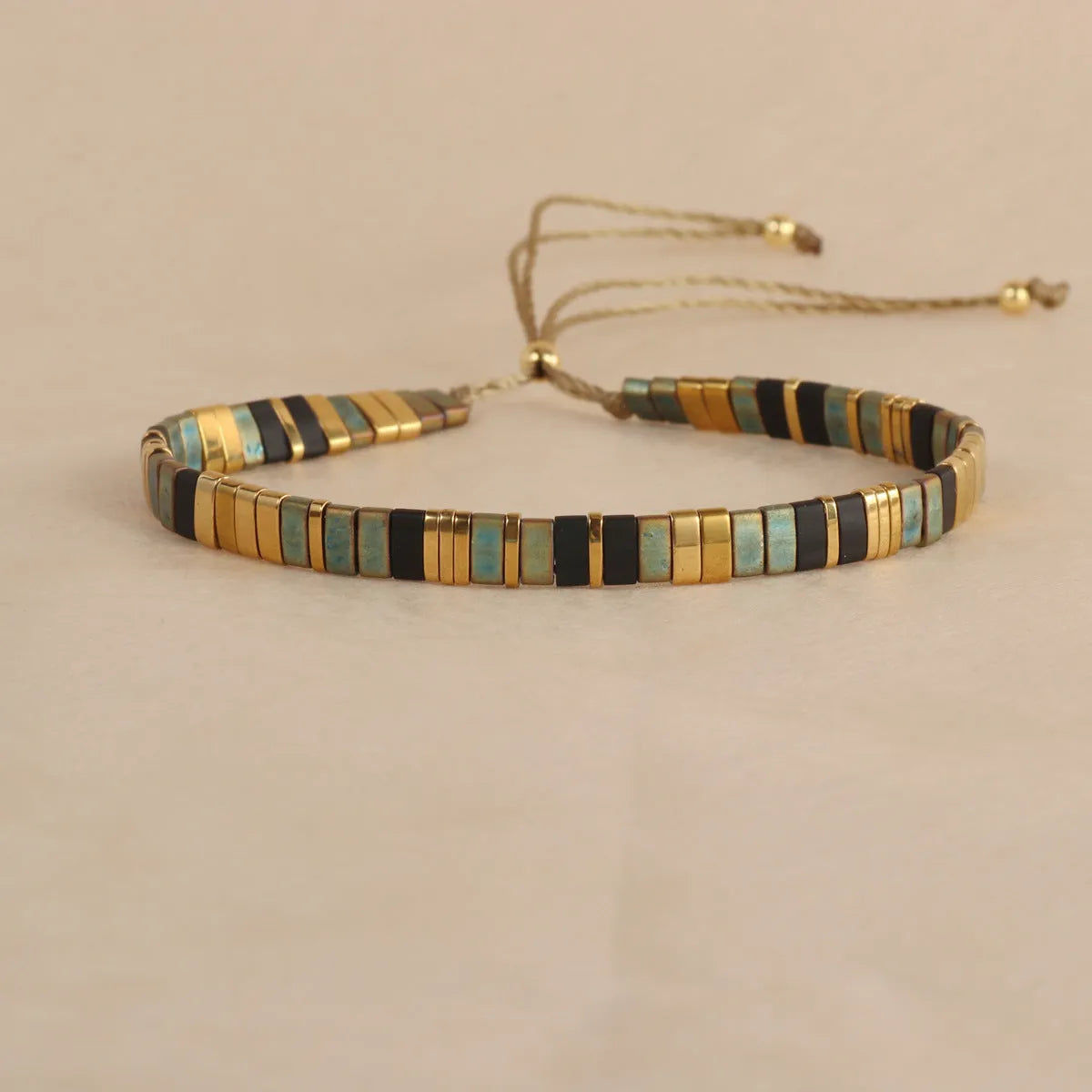 Geometric glass beaded bracelet in retro green colour with round elements