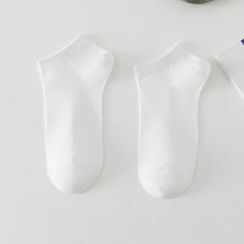 Solid colour low-cut polyester boat socks for men on a white background.