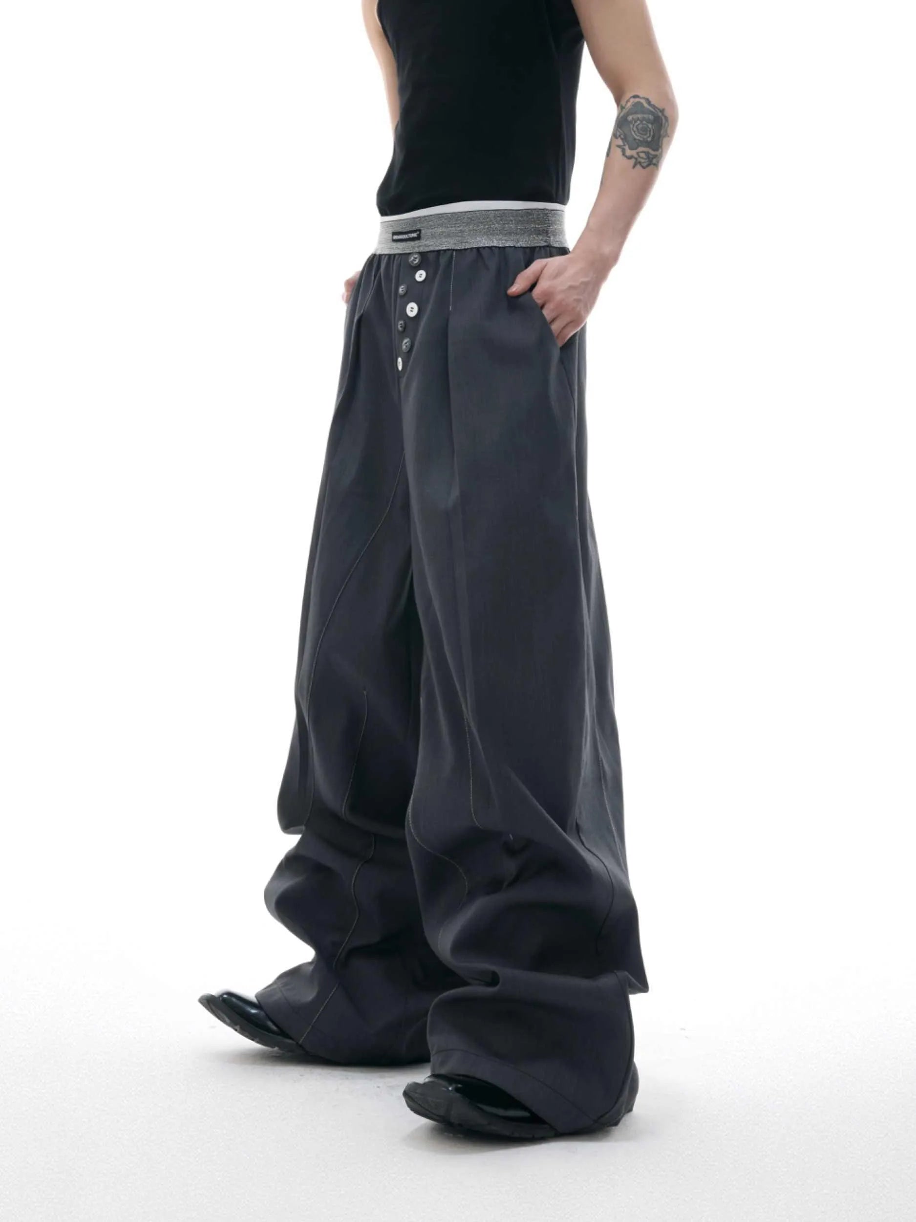 Drooping straight-leg trousers with button open line design in black and grey colours