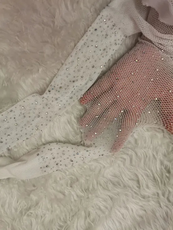 Women's fishnet stockings with diamond mesh pattern in skin colour, black and white options