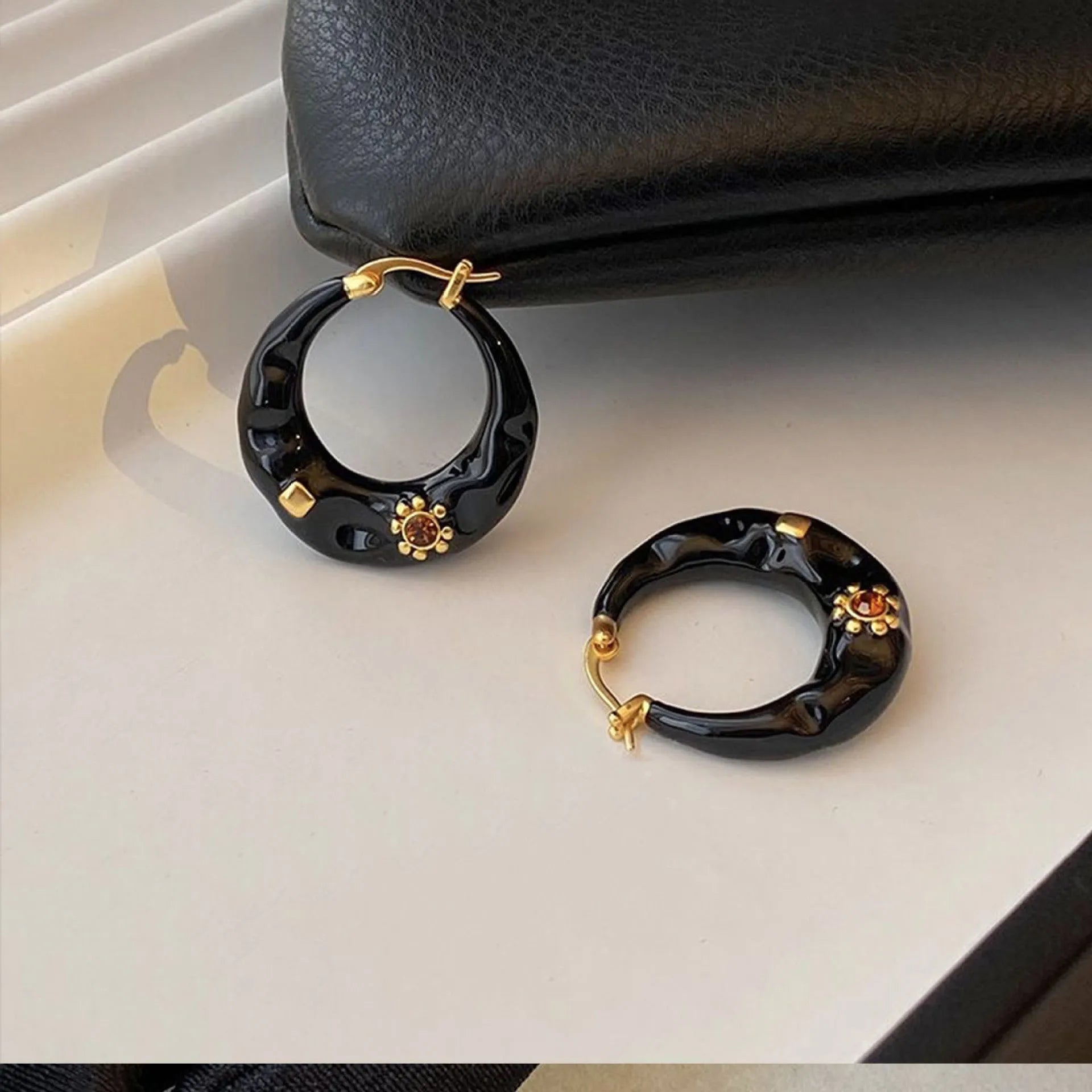 Hong Kong retro style alloy ear studs with rhinestone inlay in black and red colours