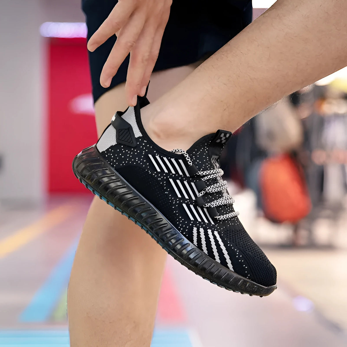 Men's white breathable sports shoes with mesh lining and platform heel design