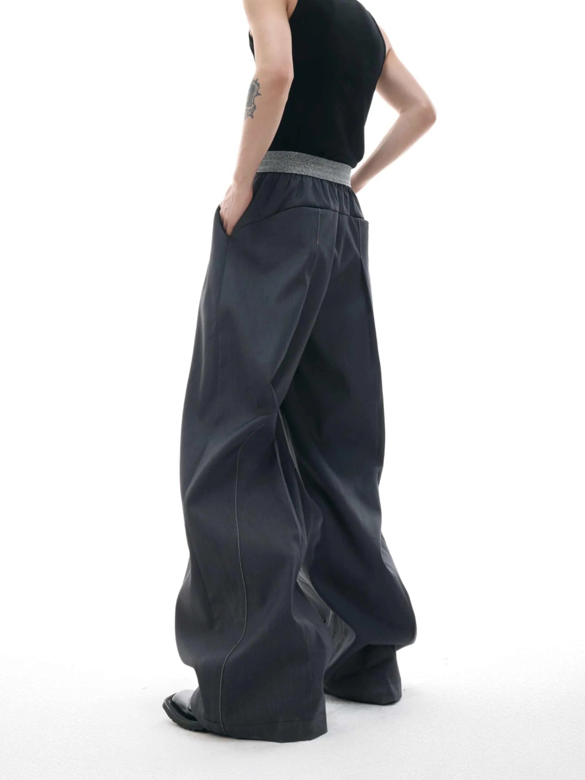 Drooping straight-leg trousers with button open line design in black and grey colours