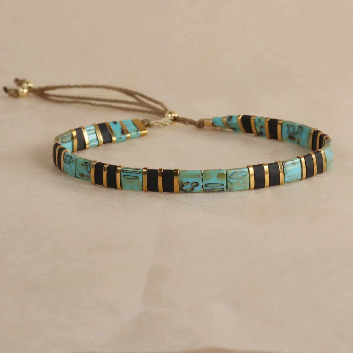Geometric glass beaded bracelet in retro green colour with round elements