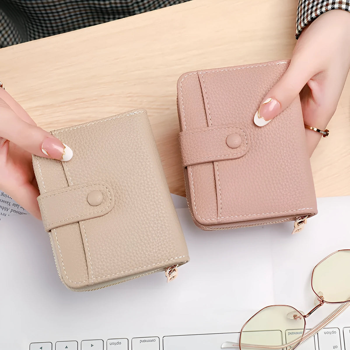 Women's short wallet in breathable PU leather with antibacterial function and sewing thread detailing
