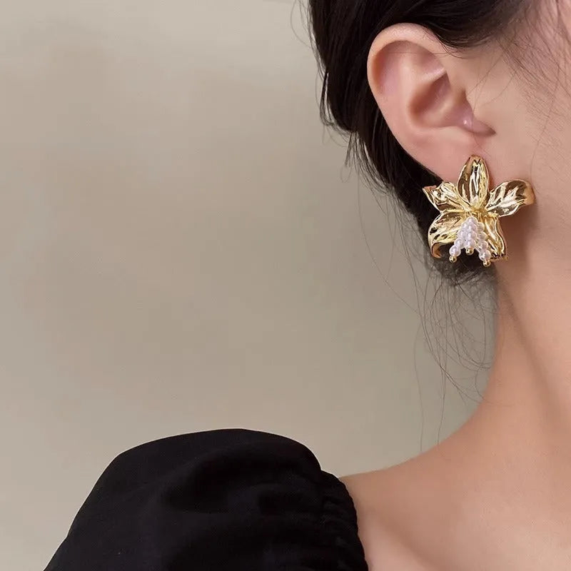 Gold H1795 metal pearl flower earrings for women with niche style and Seiko treatment.