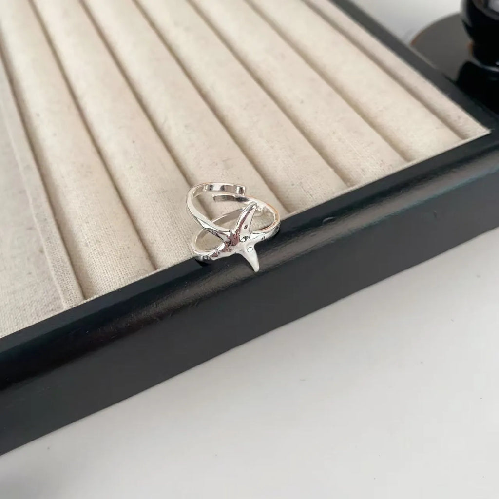 Three-dimensional flower ring with camellia elements and open mouth design in zinc alloy