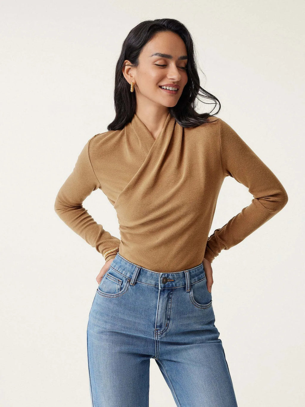 Camel-coloured women's slim fit pullover sweater with long sleeves