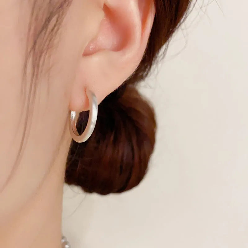Women's geometric ear clip with round elements in gold plating on copper