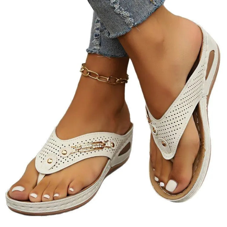 Women's retro flip-flop sandals in light brown with herringbone footbed and EVA sole