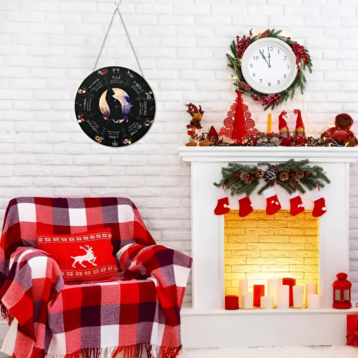 Boxwood decorative pendant with 29.5cm disc showing American-style holiday design options