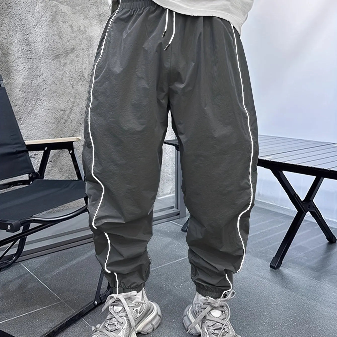 Men's loose-fit cropped sports trousers in bamboo fibre, shown in khaki colour.
