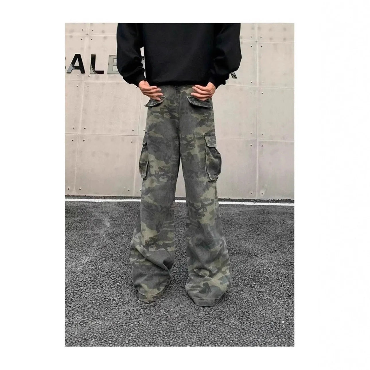 Camouflage cargo trousers with multiple pockets in cotton blend fabric