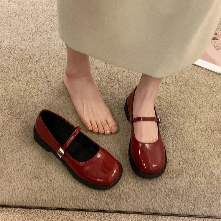 Women's vintage style leather flat shoes with round toe in three colour options