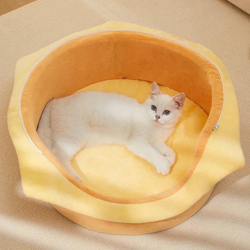 Medium disassemblable cat kennel and house showing closed winter design with removable roof