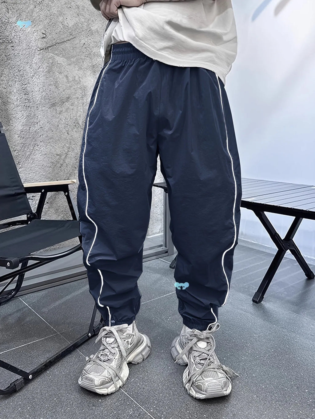 Men's loose-fit cropped sports trousers in bamboo fibre, shown in khaki colour.