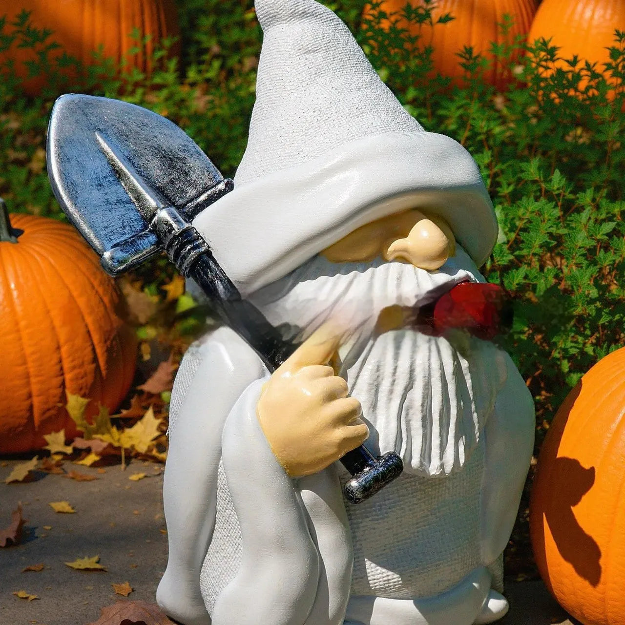 Resin smoking shovel dwarf ornament with pipe for Christmas and Halloween garden decoration