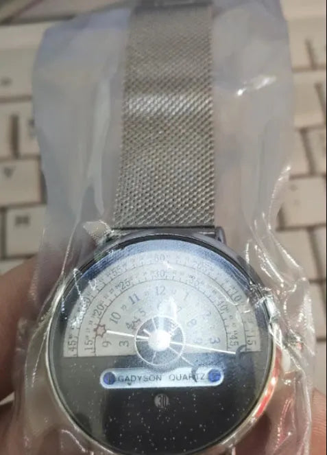 Men's gold and silver quartz wristwatch with 40mm round dial showing 24-hour indication and stainless steel strap