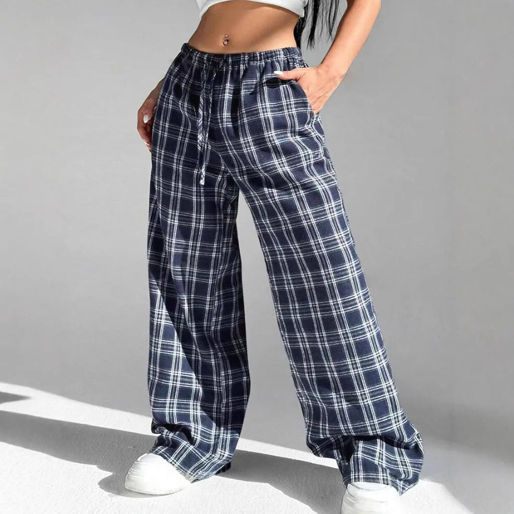 Women's loose drawstring trousers with plaid pattern and side pockets in blue or red colours