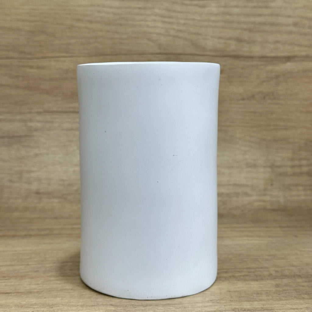 Resin desktop ornament acting as a tissue box holder in American style.