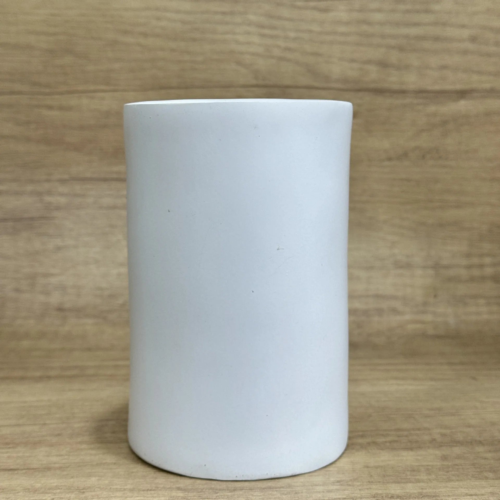 Resin desktop ornament acting as a tissue box holder in American style.