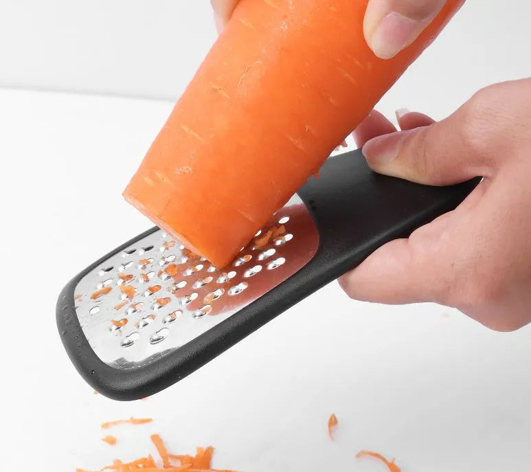 Six stackable kitchen gadgets including peelers, a brush, and tongs in a colour box.