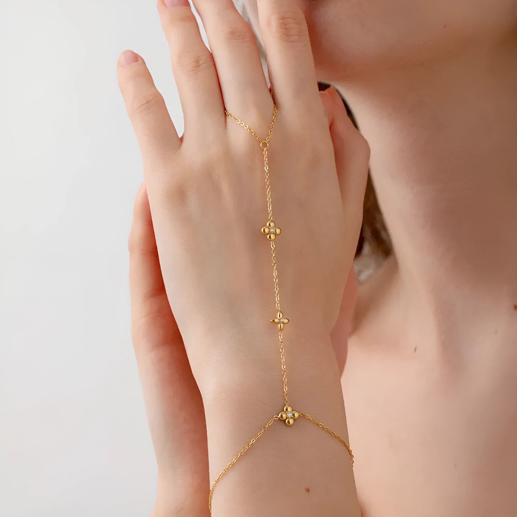 Gold-coloured women's bracelet with geometric flower and eight-pointed star design