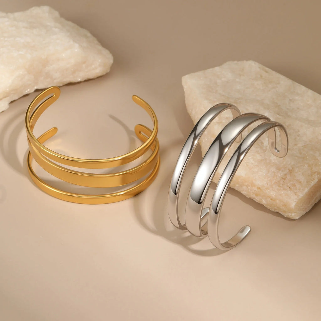 Stainless steel geometric bracelet with simple opening mechanism in gold or steel colour