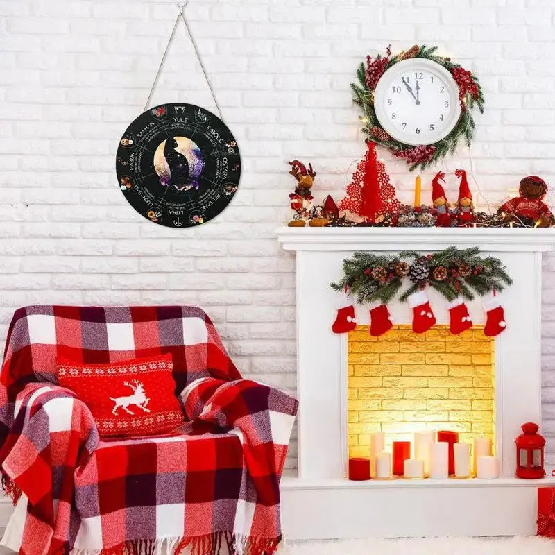 Boxwood decorative pendant with 29.5cm disc showing American-style holiday design options