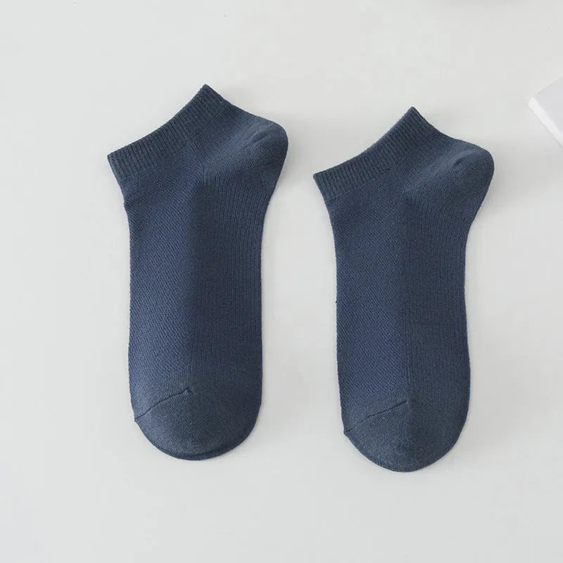 Solid colour low-cut polyester boat socks for men on a white background.