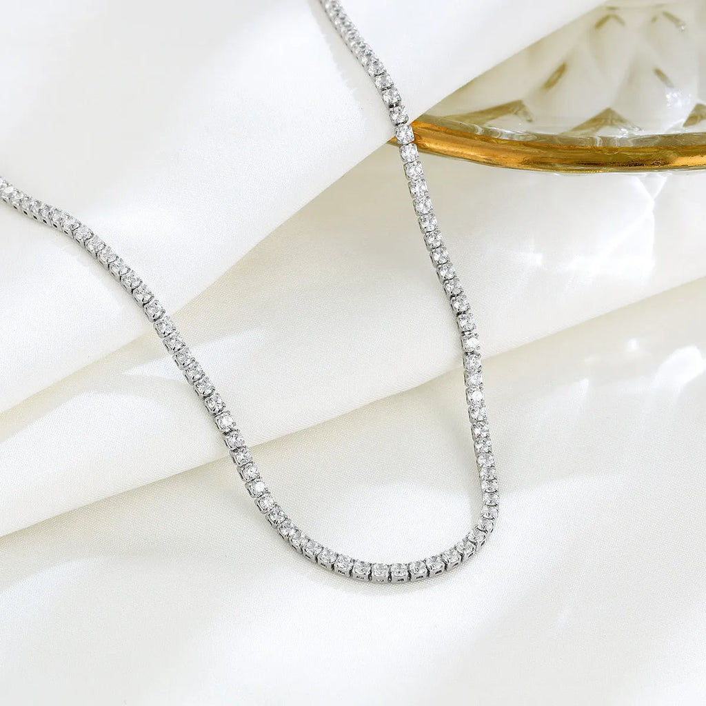 Women's sterling silver necklace with round diamond element in silver colour