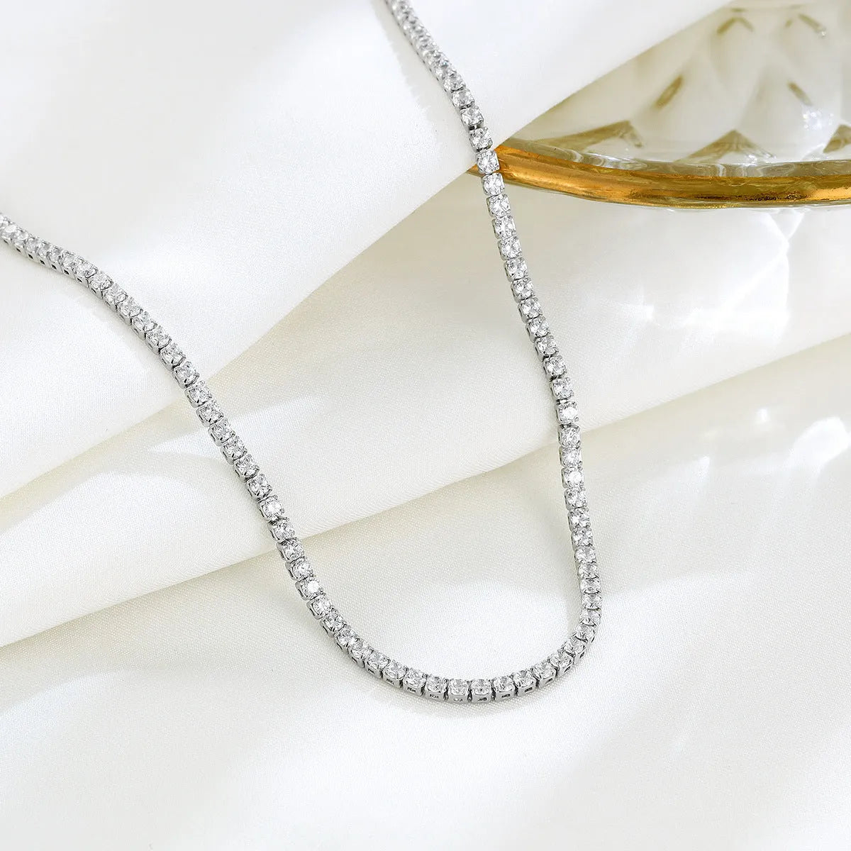 Women's sterling silver necklace with round diamond element in silver colour