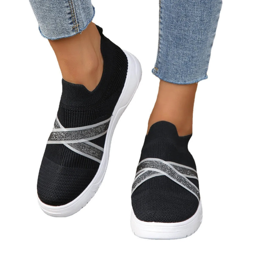 Black women's low-top mesh shoes with Flyknit fabric upper and flat rubber sole