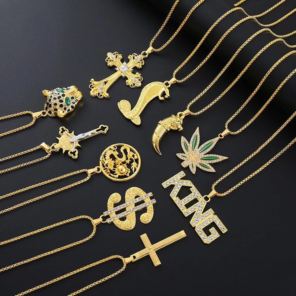 Gold-coloured geometric women's necklace with inlaid zircon detail on alloy pendant.
