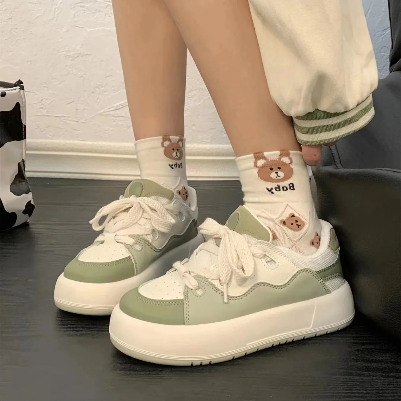 Green women's casual shoes with PU mesh uppers and a flat, non-slip sole.