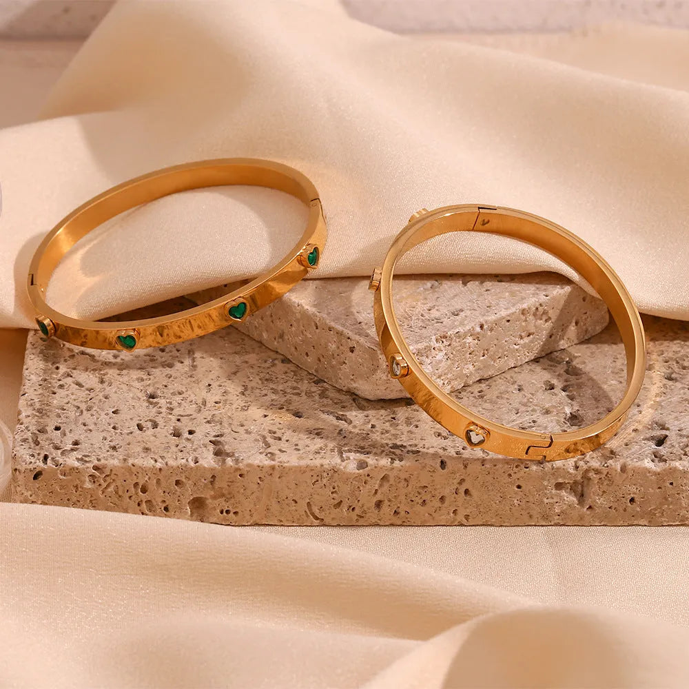 Stainless steel women's bracelet with micro-inlaid peach heart design in green or white diamond colour