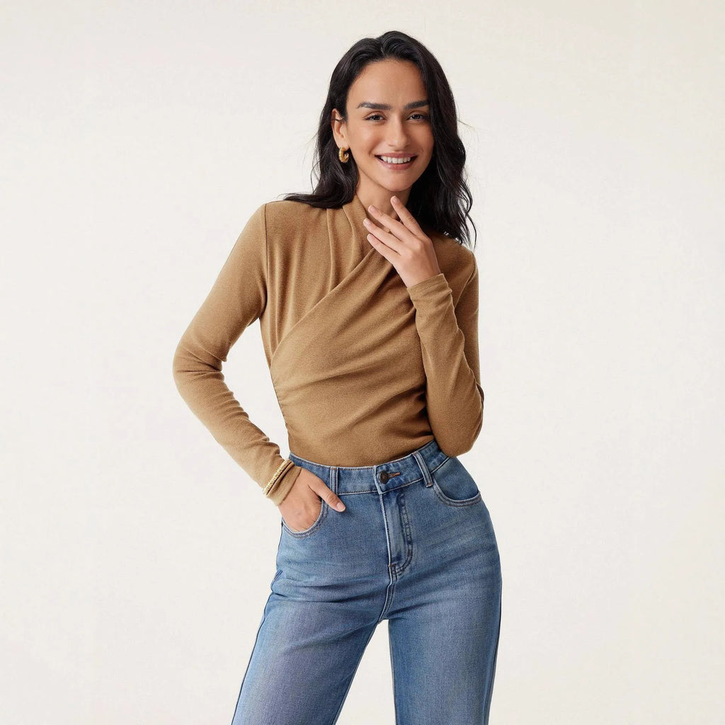 Camel-coloured women's slim fit pullover sweater with long sleeves