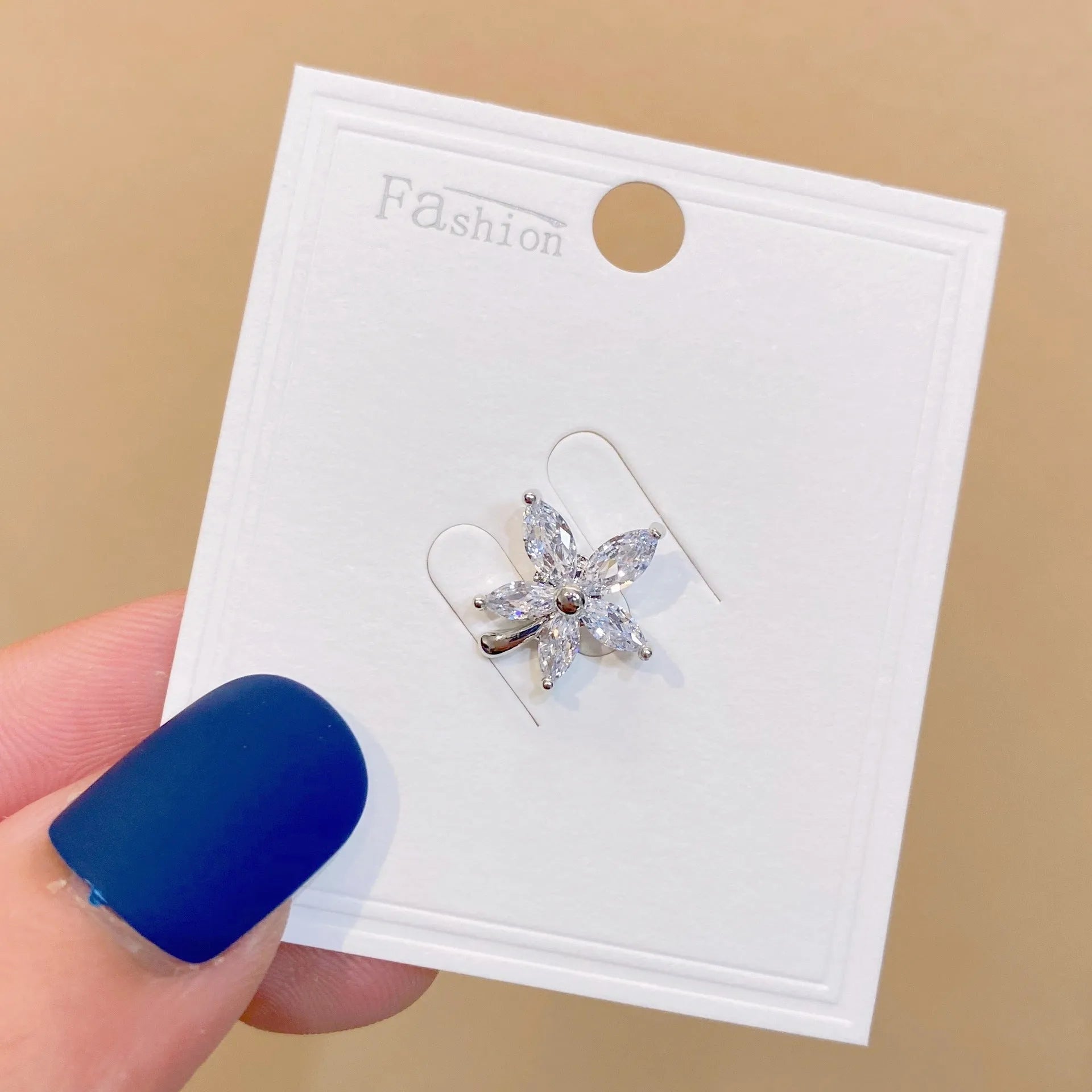 Geometric-shaped copper brooch with electroplated finish for women's clothing decoration