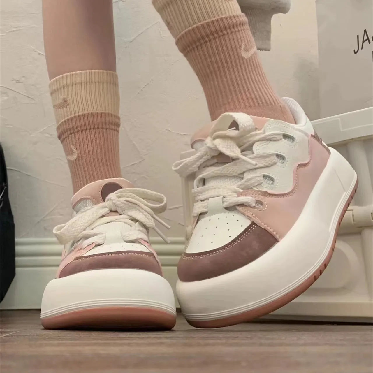 Green women's casual shoes with PU mesh uppers and a flat, non-slip sole.