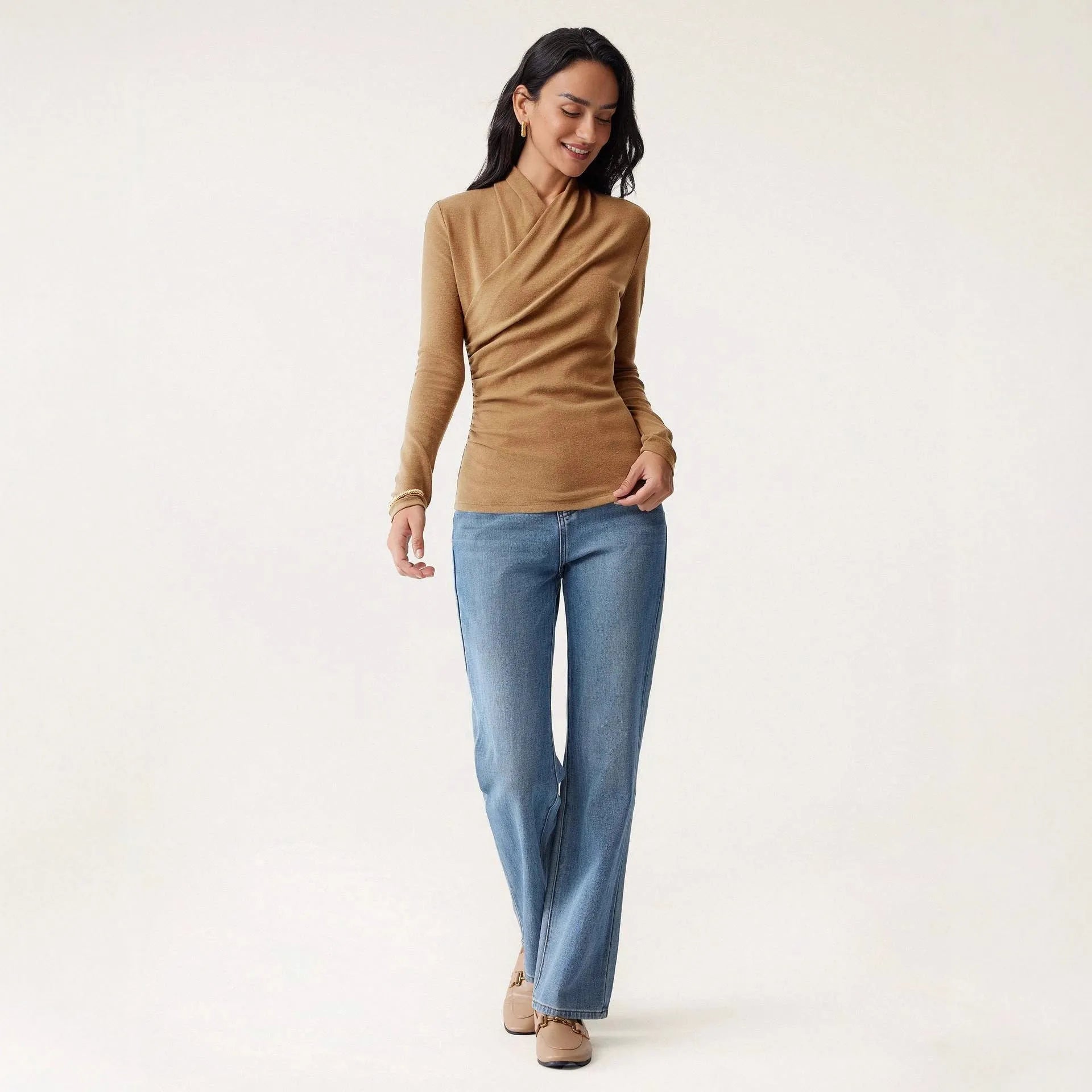 Camel-coloured women's slim fit pullover sweater with long sleeves