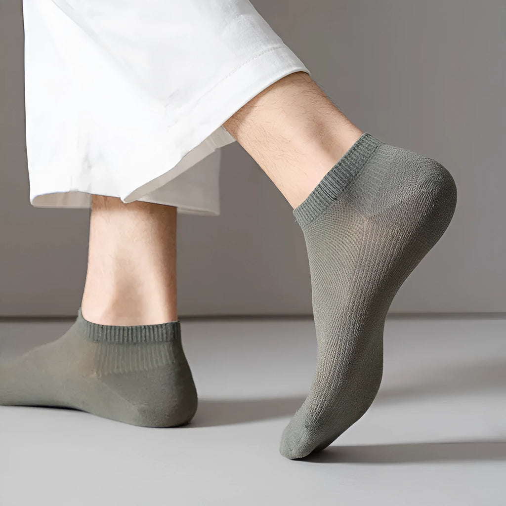 Solid colour low-cut polyester boat socks for men on a white background.