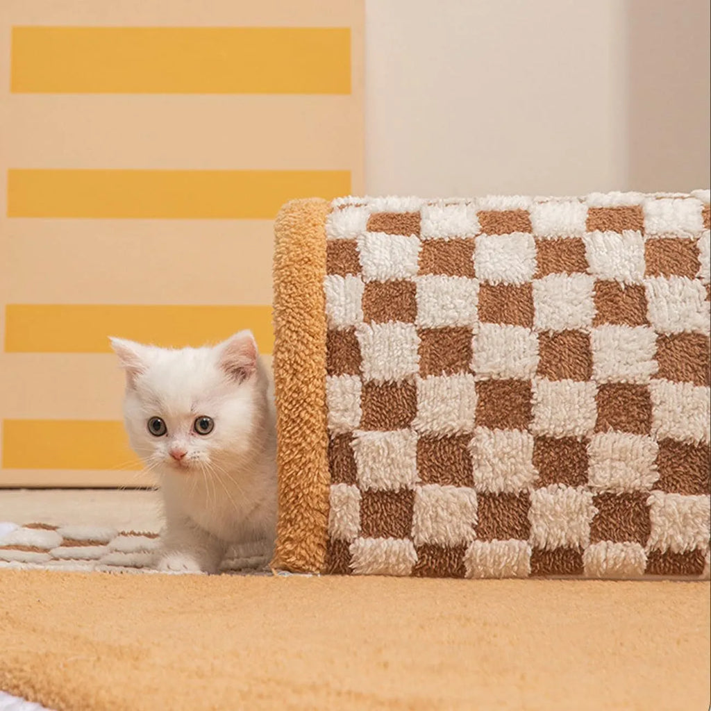 Fan-shaped plush pet bed with tunnel in coffee or yellow, XL size 80x80x20cm with anti-slip bottom