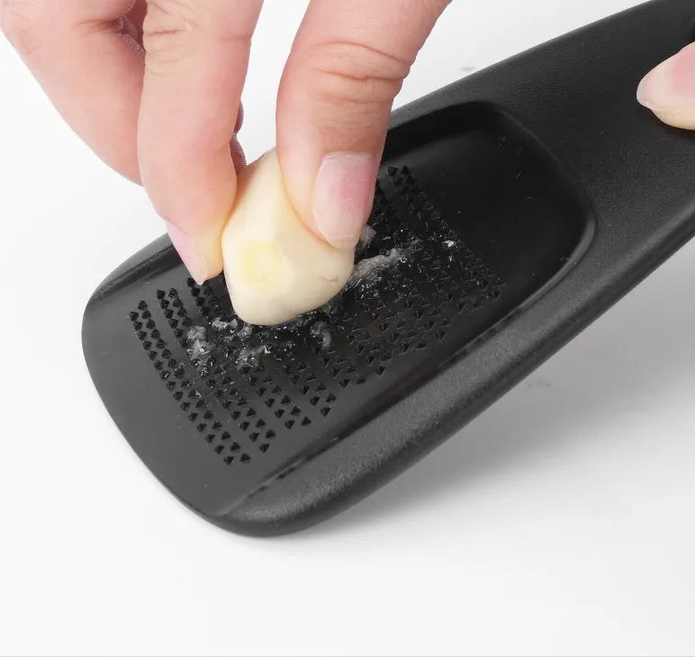 Six stackable kitchen gadgets including peelers, a brush, and tongs in a colour box.
