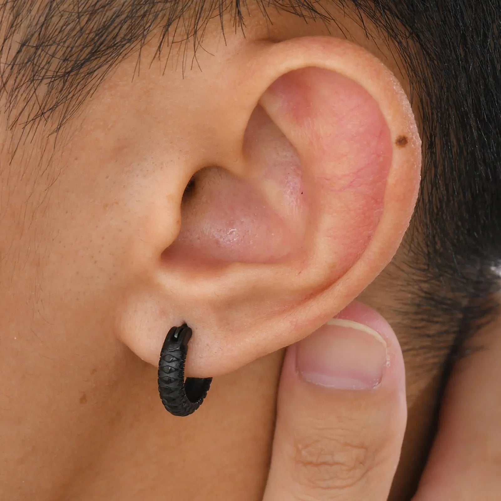 Stainless steel snake pattern earrings in black or gold hip hop style