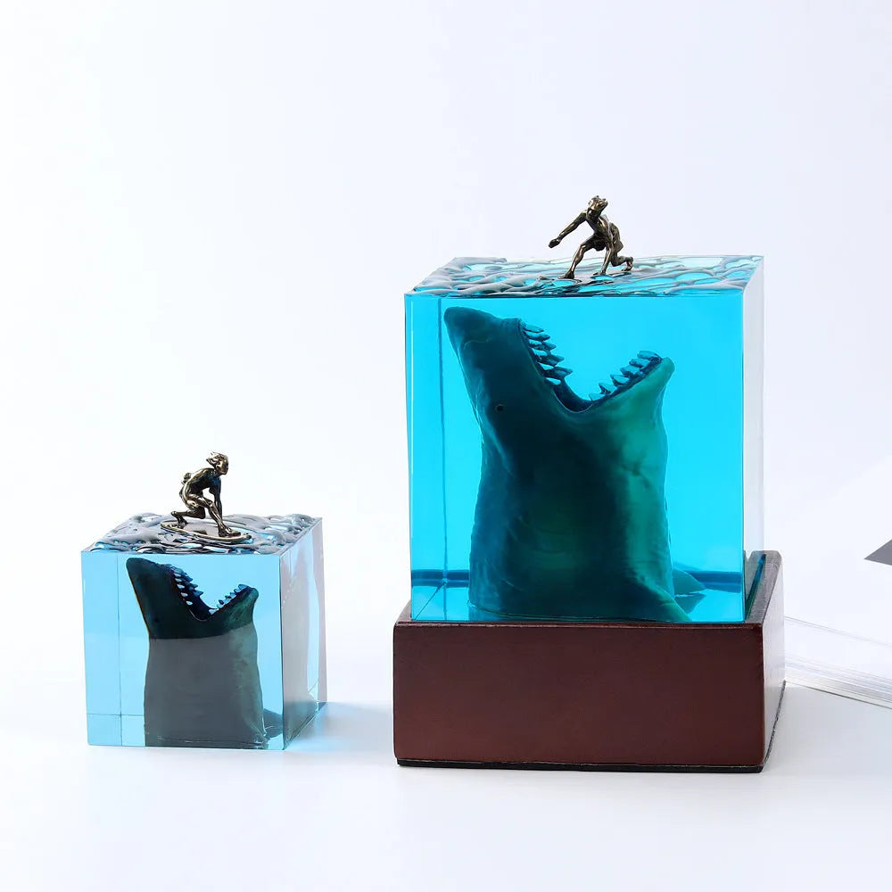 Clear epoxy resin ornament with shark surfer scene inside, shown next to a scale indicating 5cm and 8cm size options.