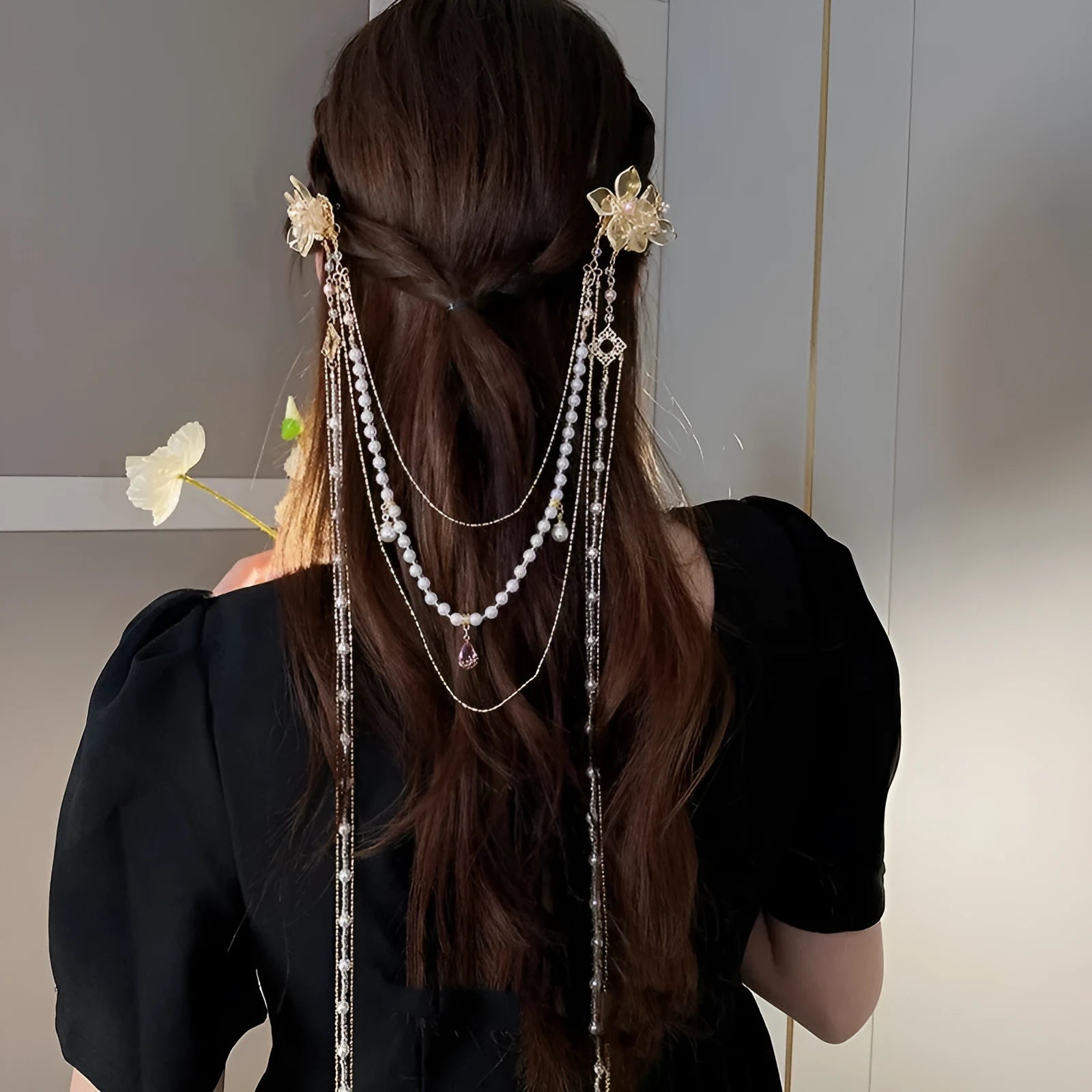 Gold grip women's hairpin with pearl, diamond floral details and acrylic tassel
