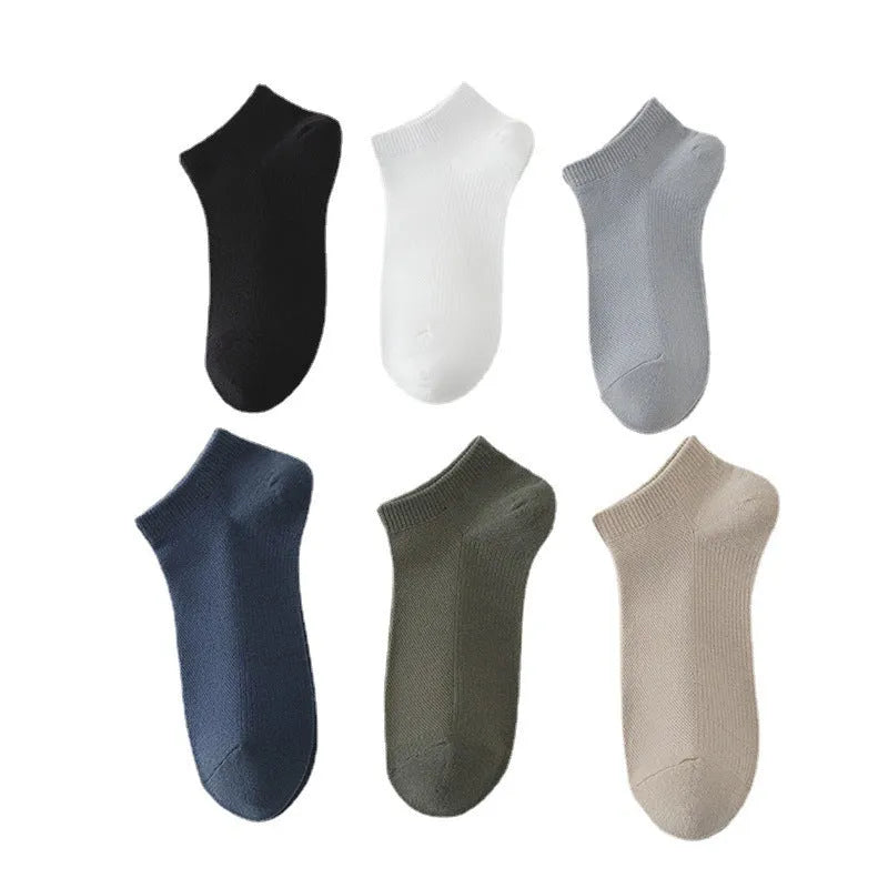 Solid colour low-cut polyester boat socks for men on a white background.
