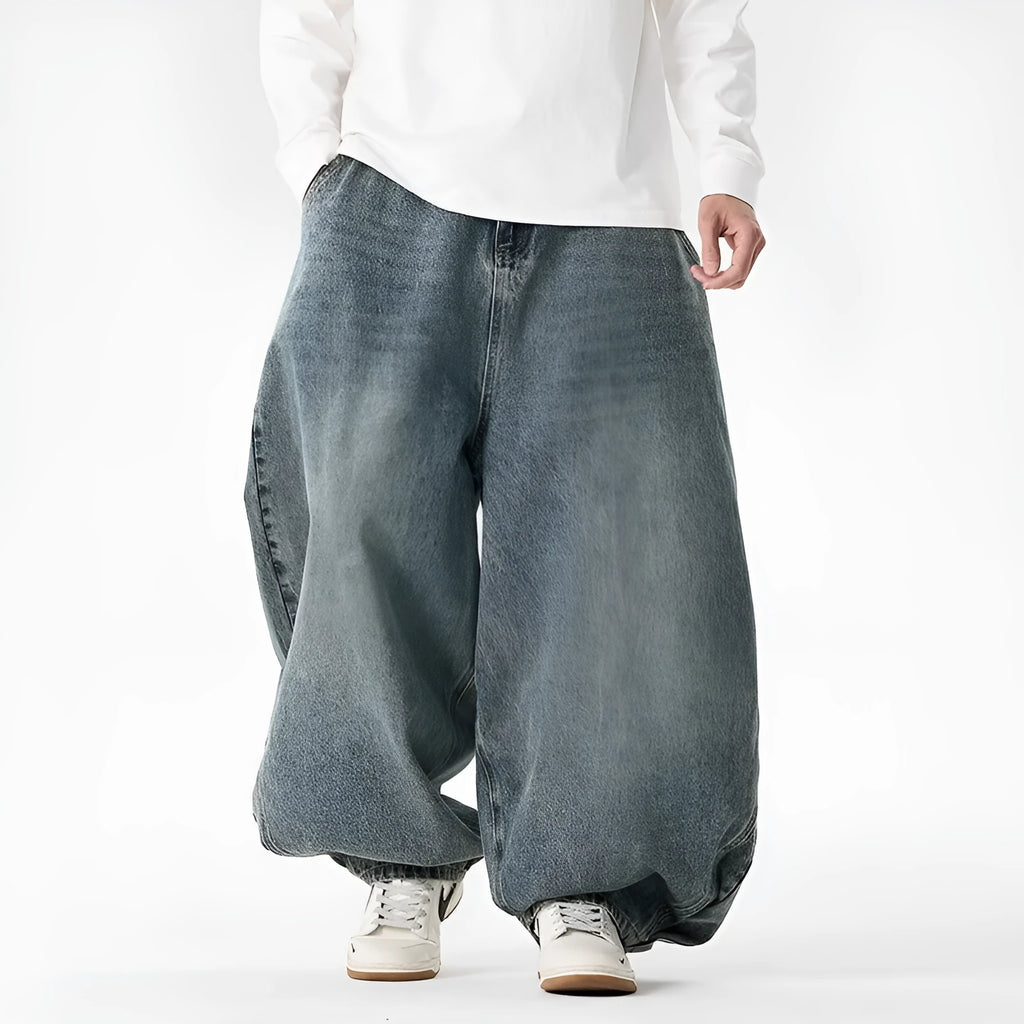 Men's plus size baggy jeans in loose fit with straight legs and low waist