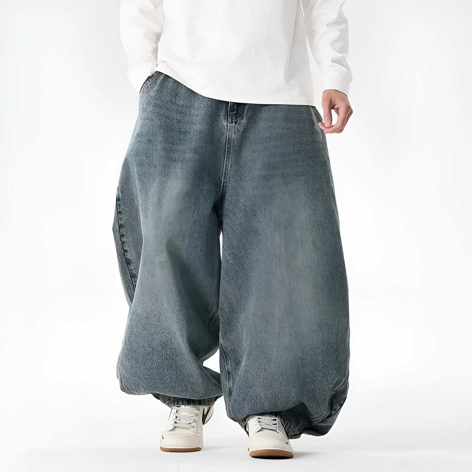 Men's plus size baggy jeans in loose fit with straight legs and low waist